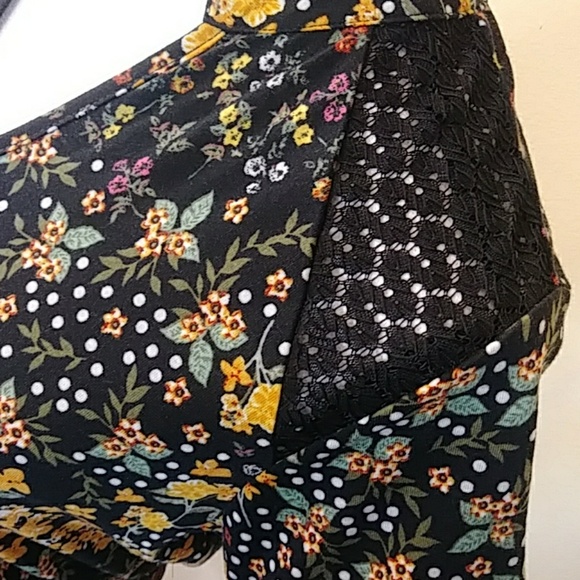 Junior's Short Sleeve Belted Floral Dress. Lace on shoulders. - Picture 4 of 7